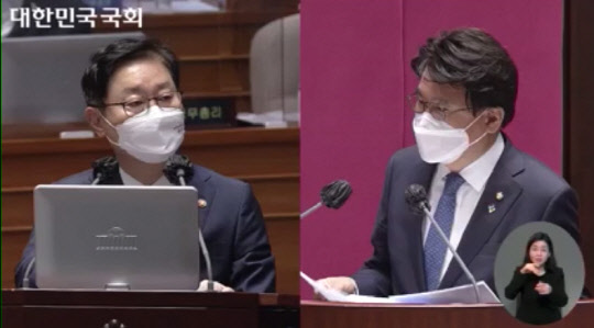 황운하 민주당 의원(오른쪽)이 22일 국회 대정부질문에서 박범계 법무부 장관에게 질문을 하고 있다. 국회 영상회의록 갈무리